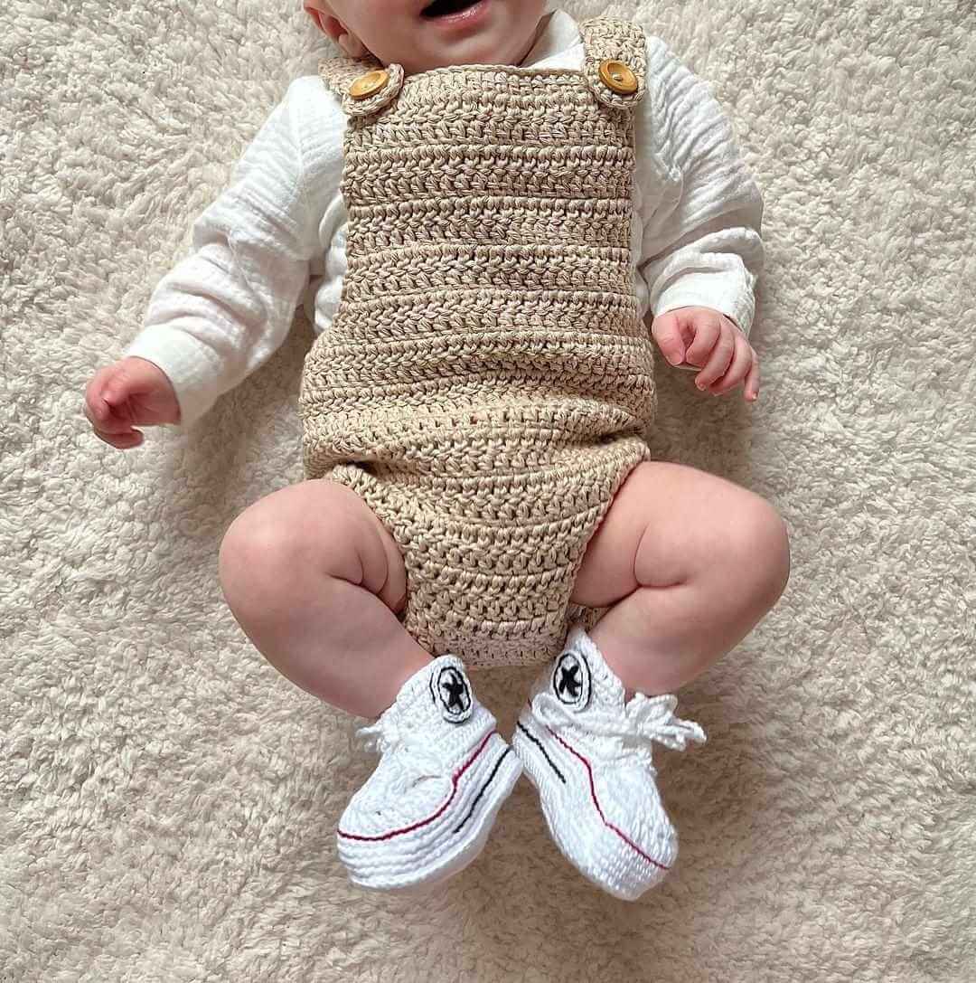 Crochet baby converse booties