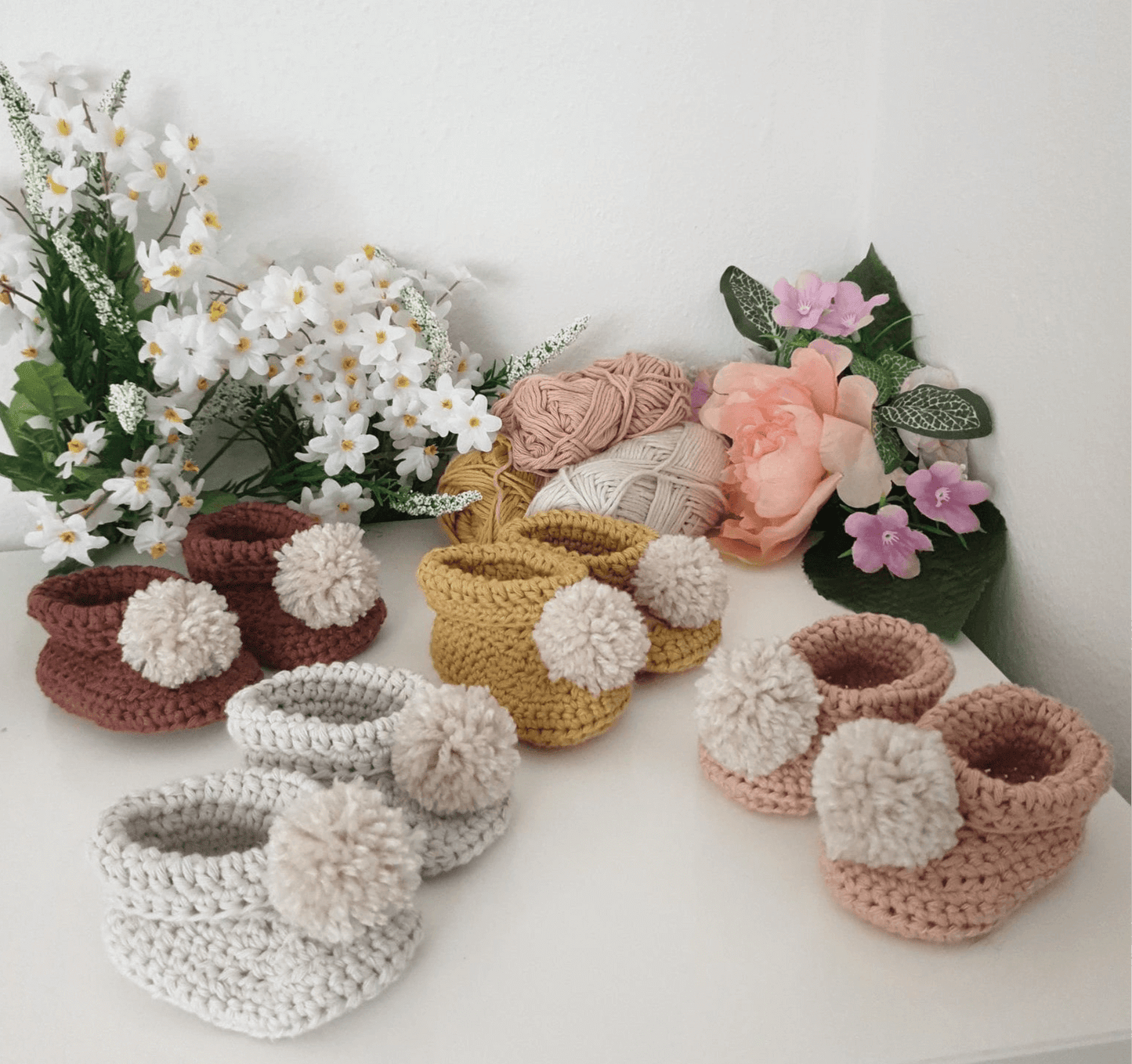 Pom pom baby booties