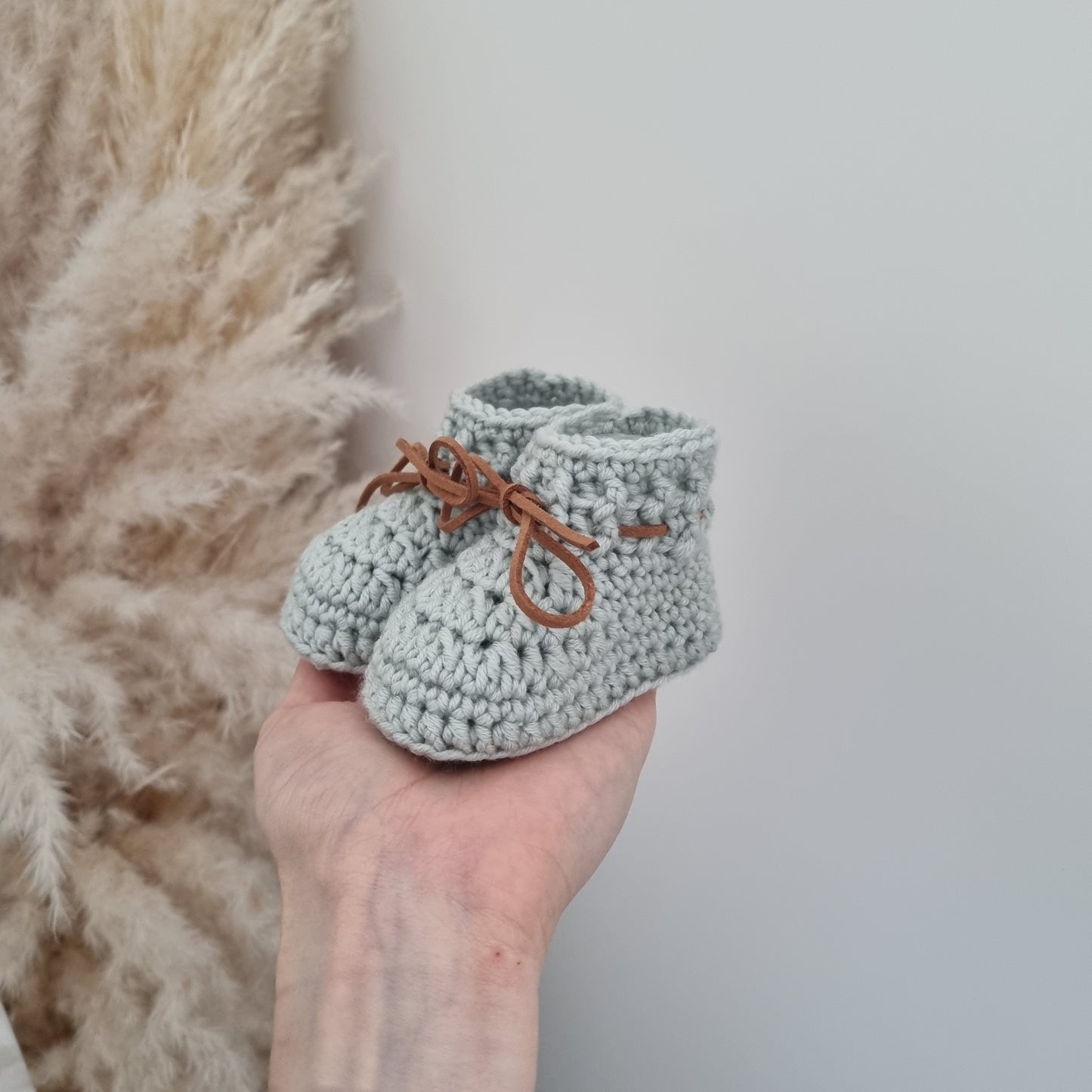 Merino wool hat & booties (Pistachio)