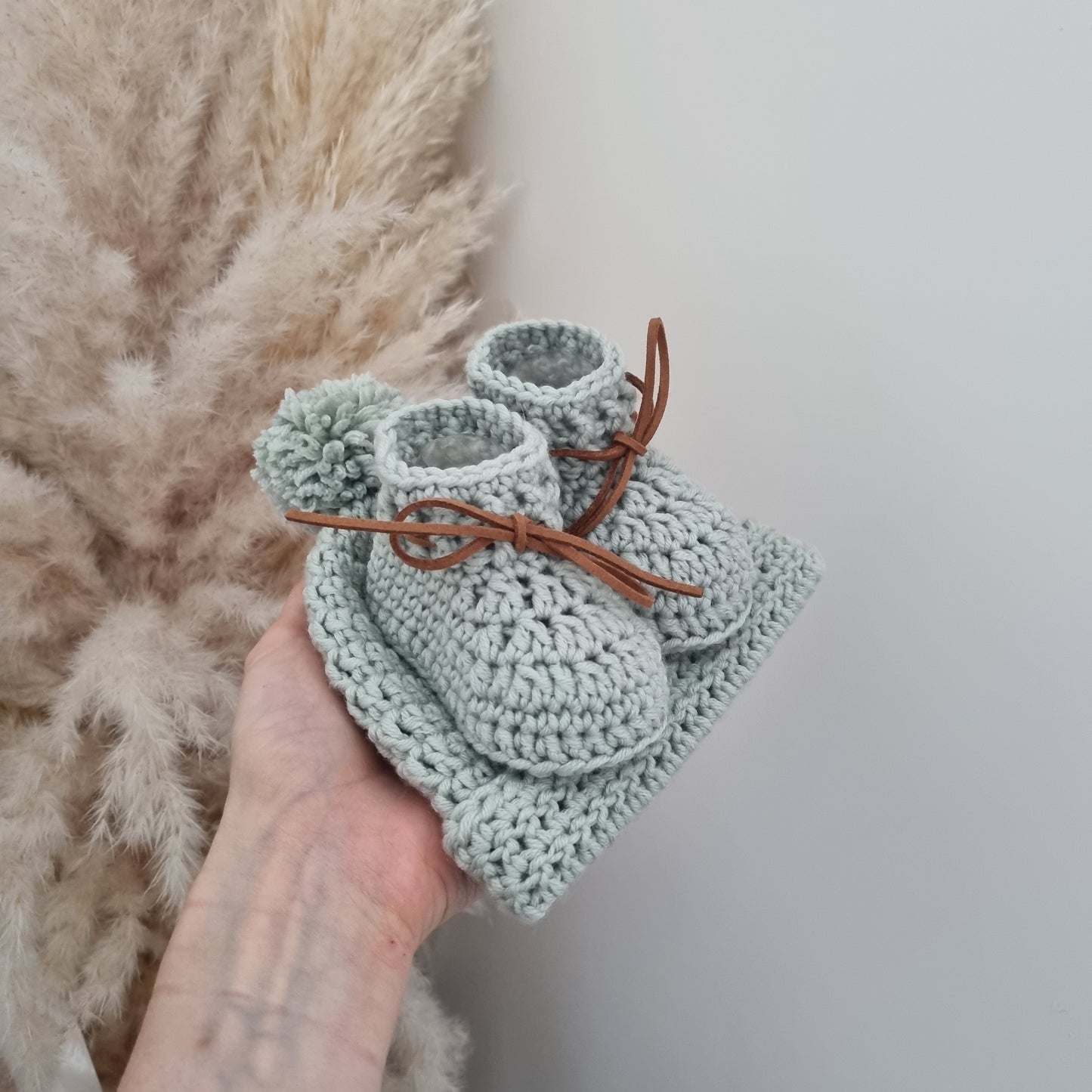 Merino wool hat & booties (Pistachio)