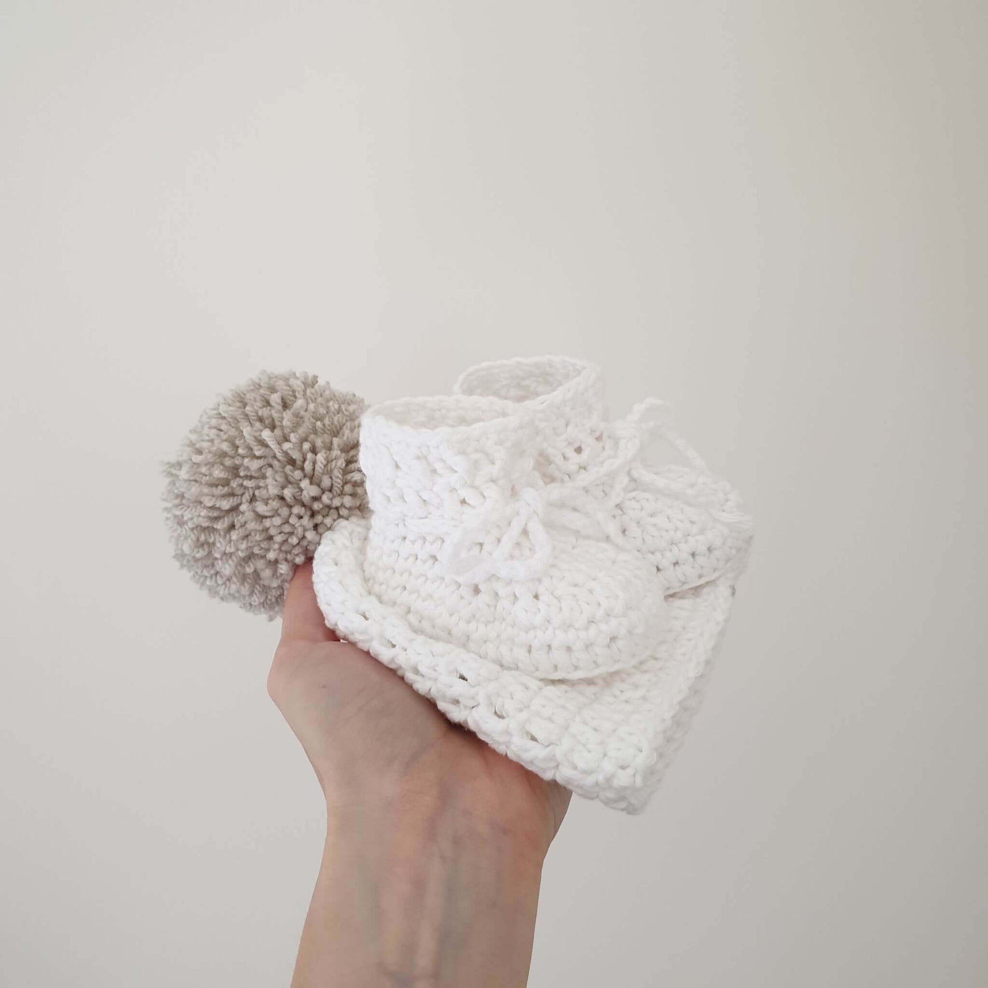 Cotton baby hat and booties in white 