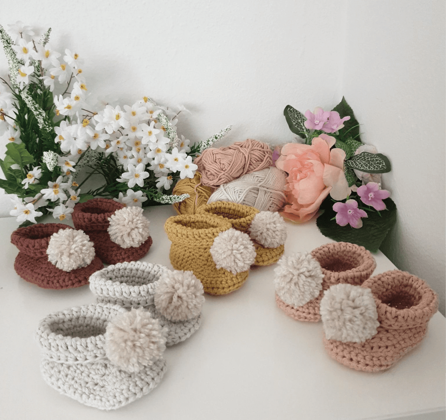 Pom pom baby booties 