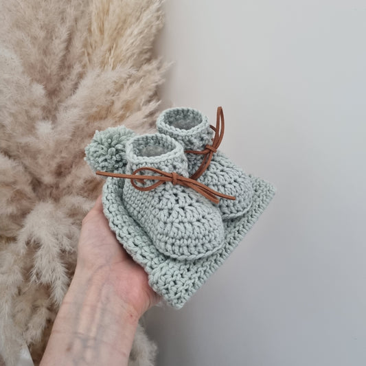 Merino wool hat & booties (Pistachio)