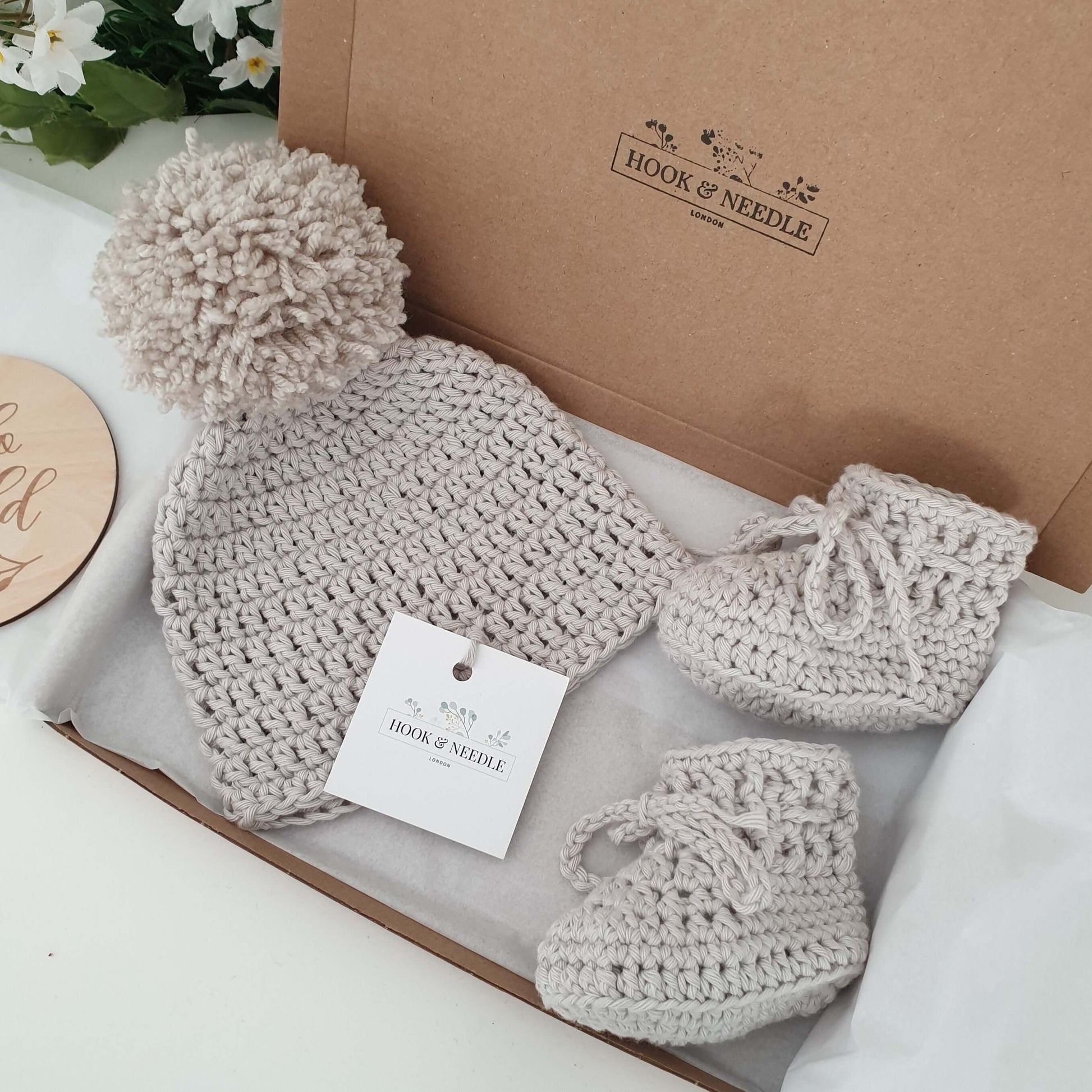 Cotton baby bow booties and hat oatmeal image