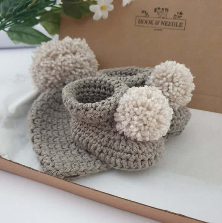 Cotton baby hat and booties in mouse grey